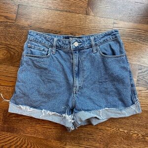 Hollister Women’s Ultra High Rise Mom Jean Denim cuffed shorts in size 2 (26)
